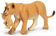 Load image into Gallery viewer, Lioness with Cub Figure
